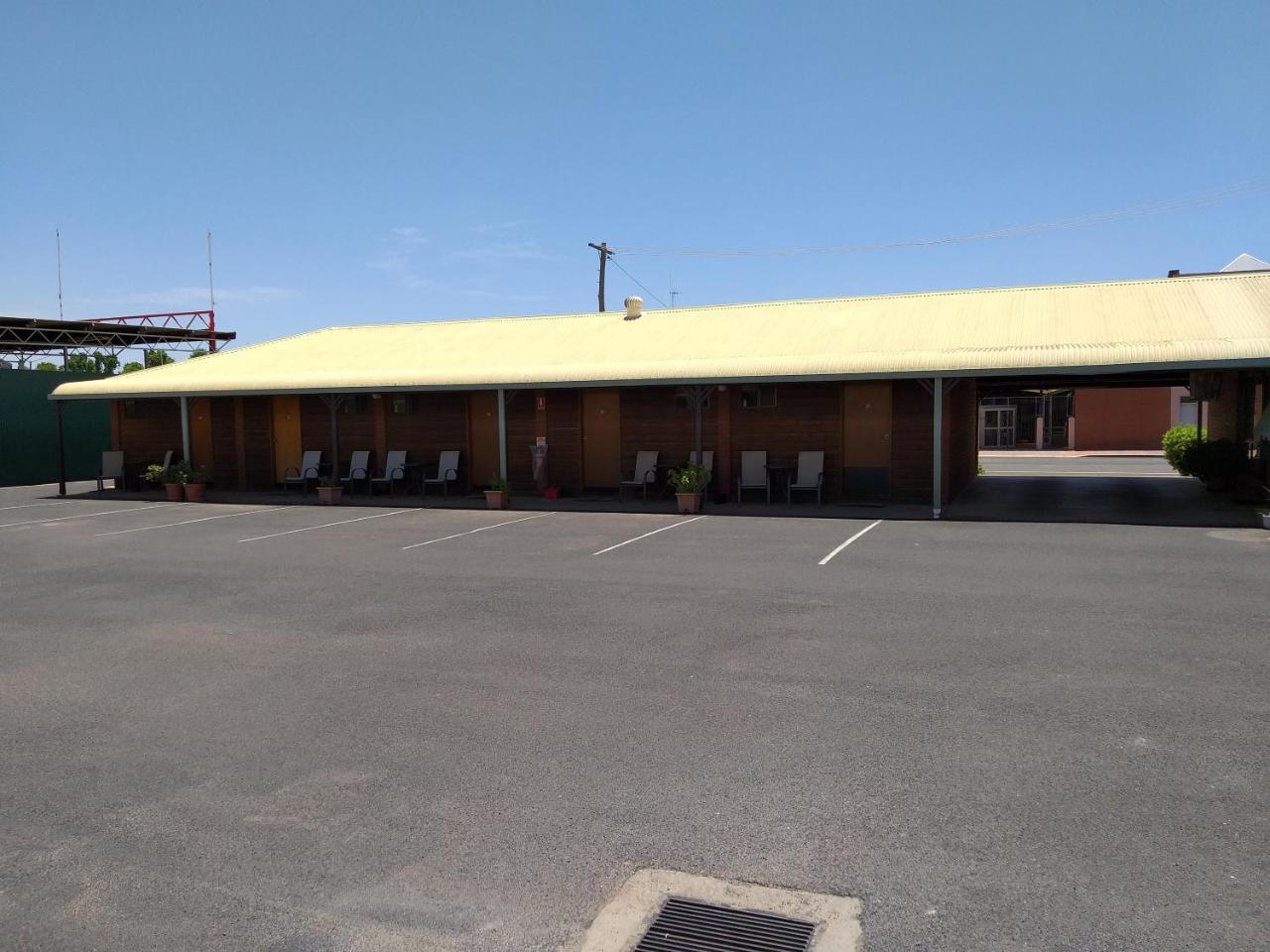 فوربس Country Mile Motor Inn المظهر الخارجي الصورة